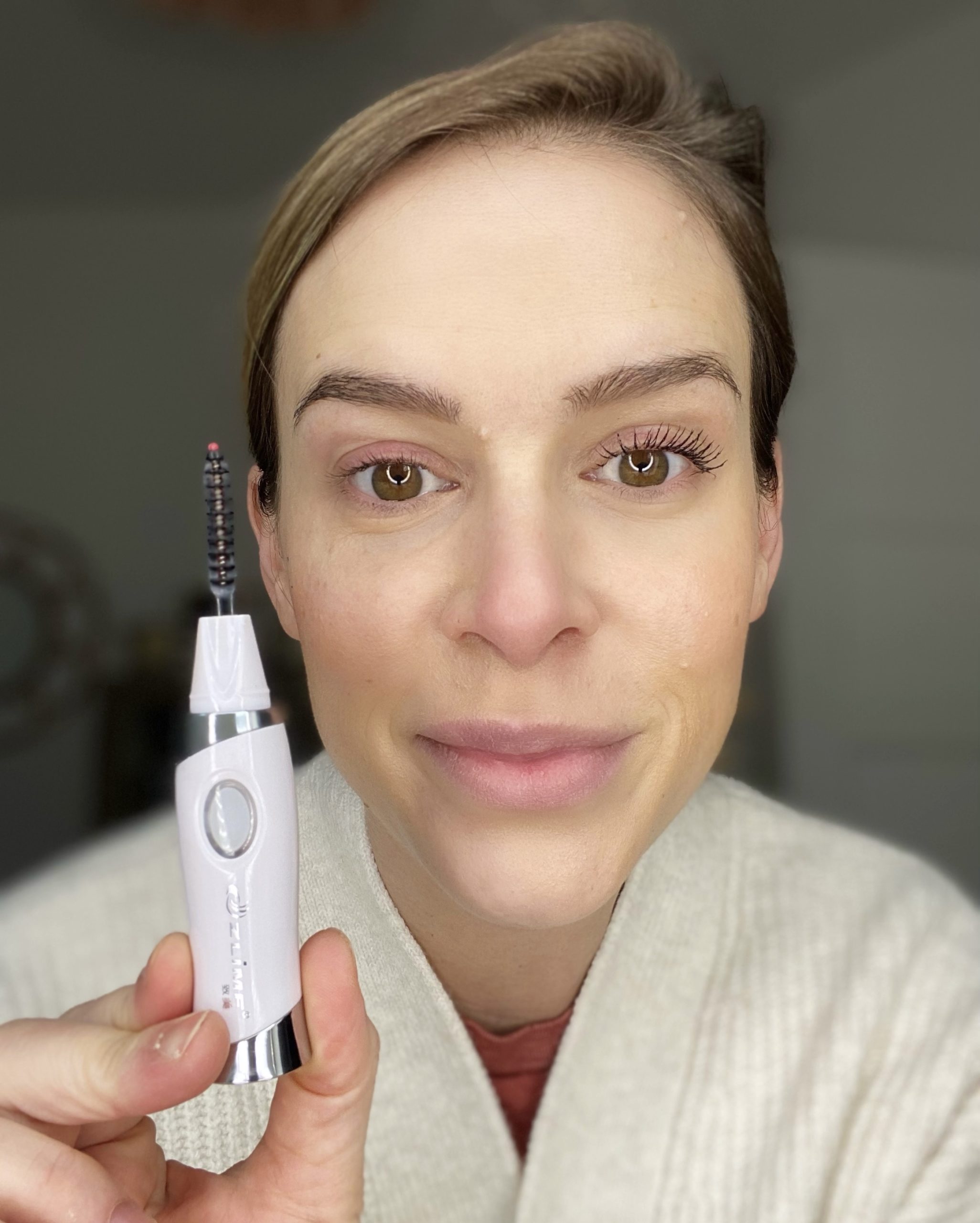 woman with ZLime Electric Eyelash Curler showing before and after use